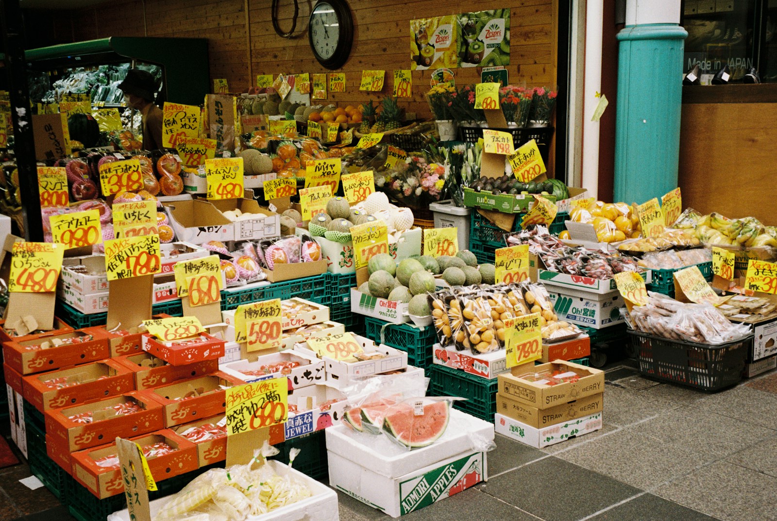 a market with lots of fruits and vegetables