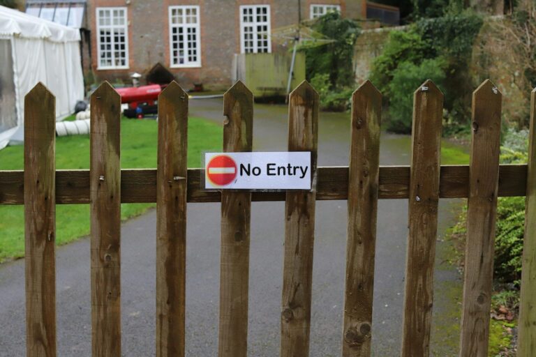 Wooden fence with a "no entry" sign