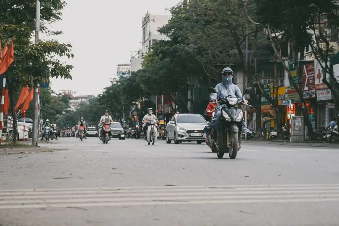 end-of-life vehicle rvsf amendment rules 2026 - A busy street in Vietnam showcasing motorbike traffic, cars, and urban life.
